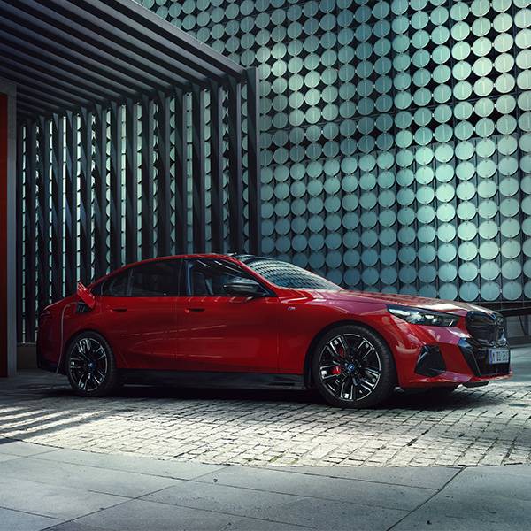 Langstreckenkomfort x Sportlichkeit BMW i5 Limousine