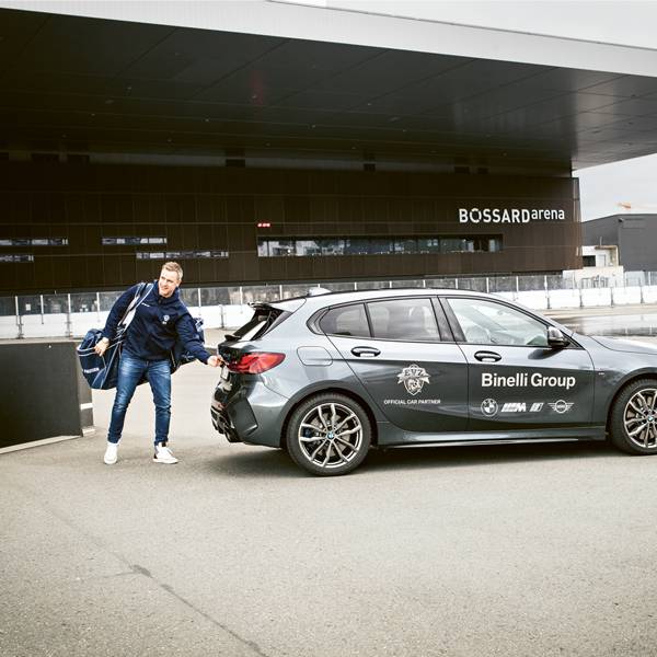 Sportlich unterwegs: Dan Tangnes mit seinem grauen BMW M135i vor der BOSSARD Arena in Zug